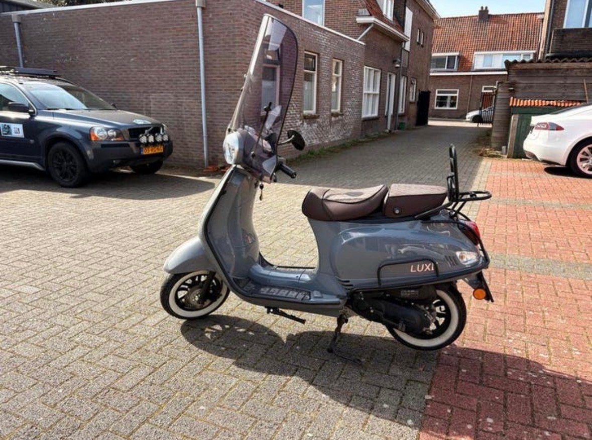 Killerbee Luxe Scooter uit 2021 - Slechts 1300 km, Fietsen en Brommers, Snorfietsen en Snorscooters, Ophalen, Zo goed als nieuw