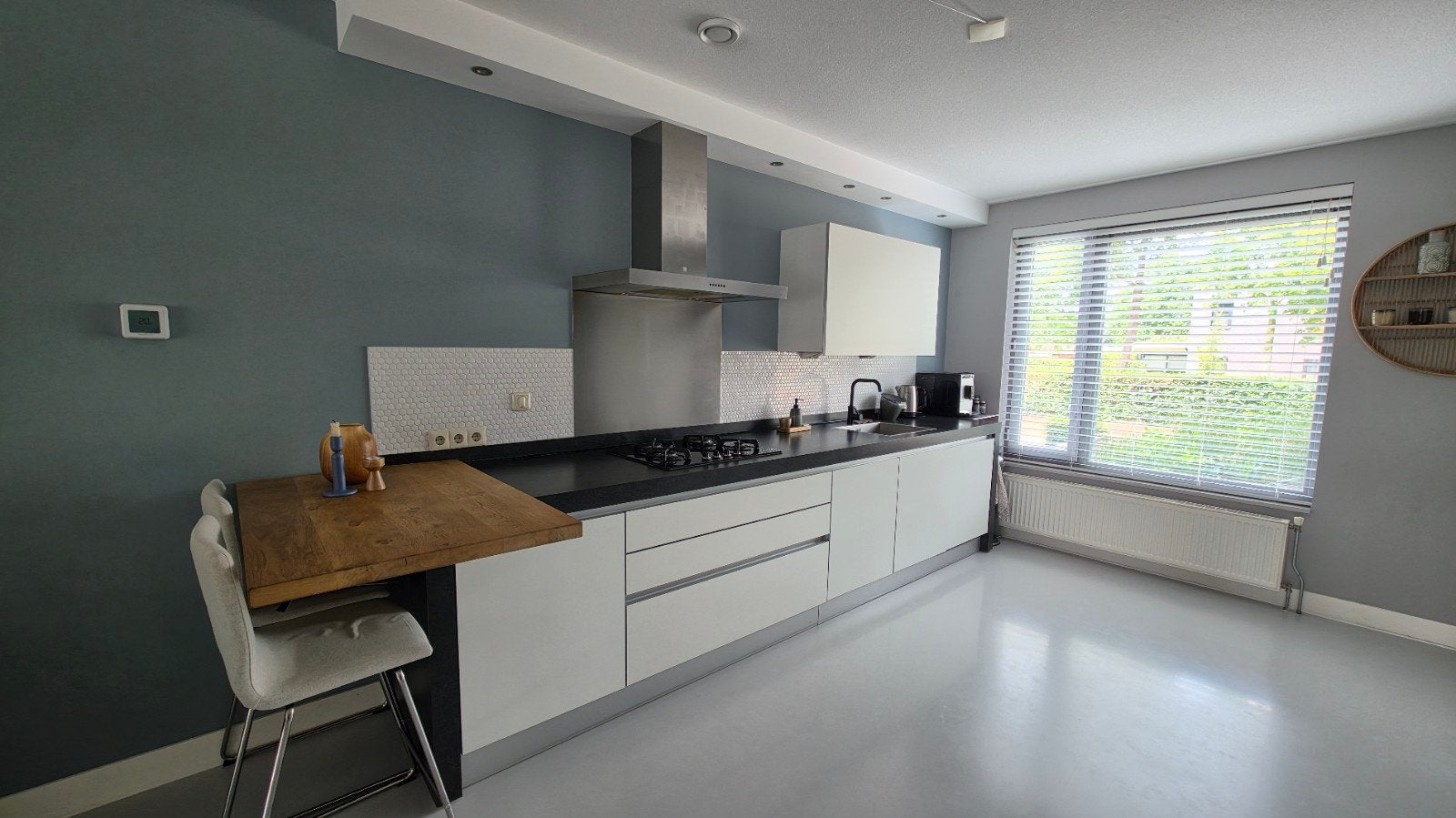 Moderne keuken met gaskookplaat en inbouwapparatuur, Huis en Inrichting, Keuken | Complete keukens, Verzenden, Zo goed als nieuw