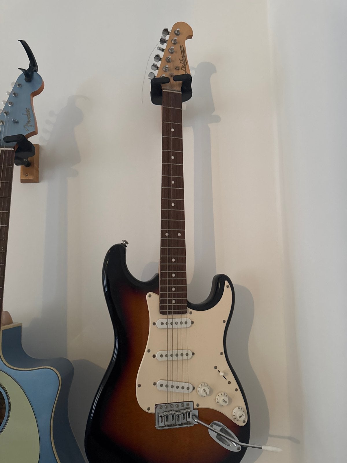 J&D Brothers elektrische gitaar met capo en plectrum, Muziek en Instrumenten, Snaarinstrumenten | Gitaren | Elektrisch, Ophalen