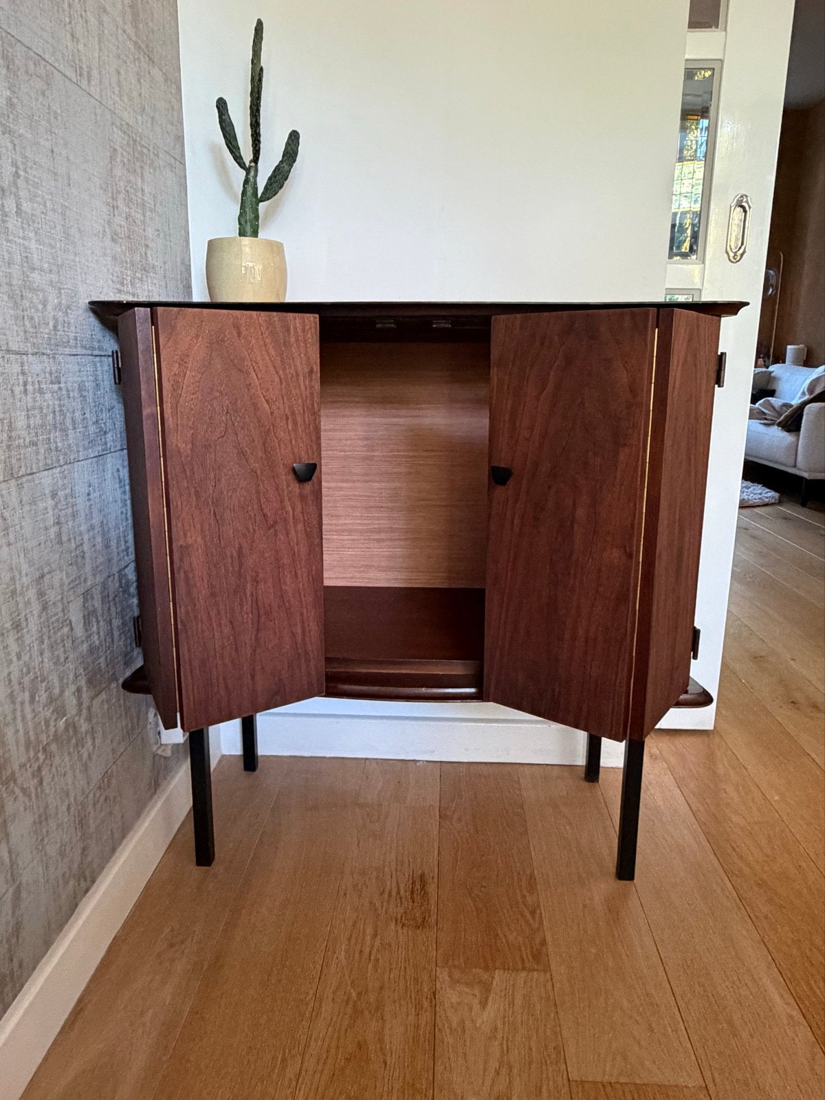 Vintage houten (LP) kastje dressoir met bijzondere deurtjes, Ophalen, Gebruikt