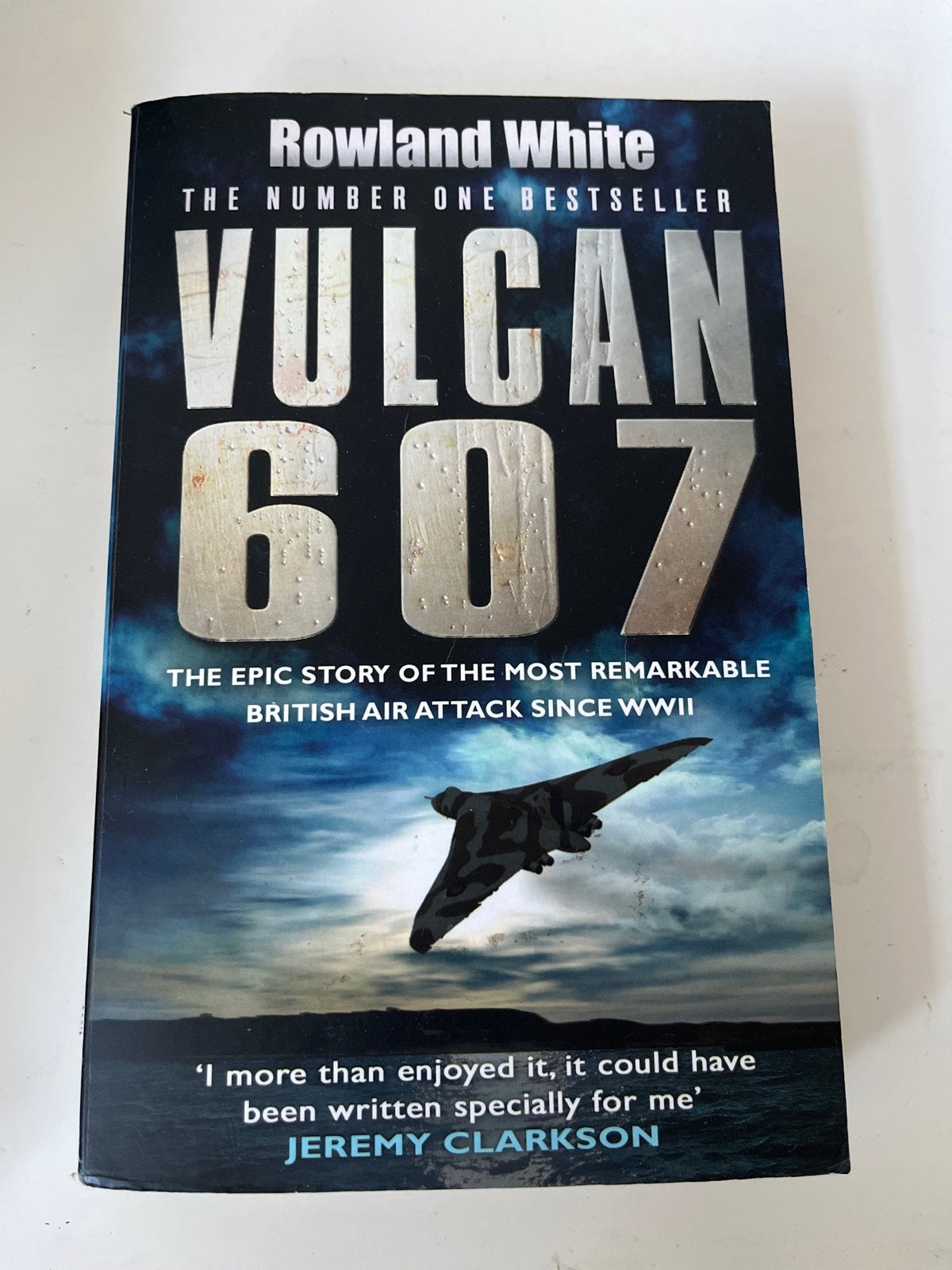 Vulcan 607: Het epische verhaal van de Britse luchtaanval, Ophalen of Verzenden, 1945 tot heden, Zo goed als nieuw, Luchtmacht