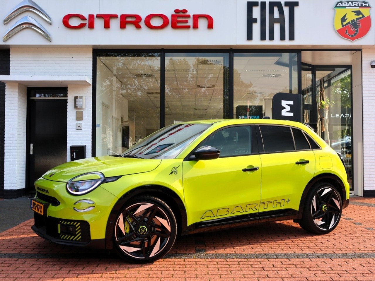 Abarth 600e 600 54kWh 280PK Scorpionissima, Rijklaarprijs |, Automaat, Gebruikt, Adaptive Cruise Control, 600e