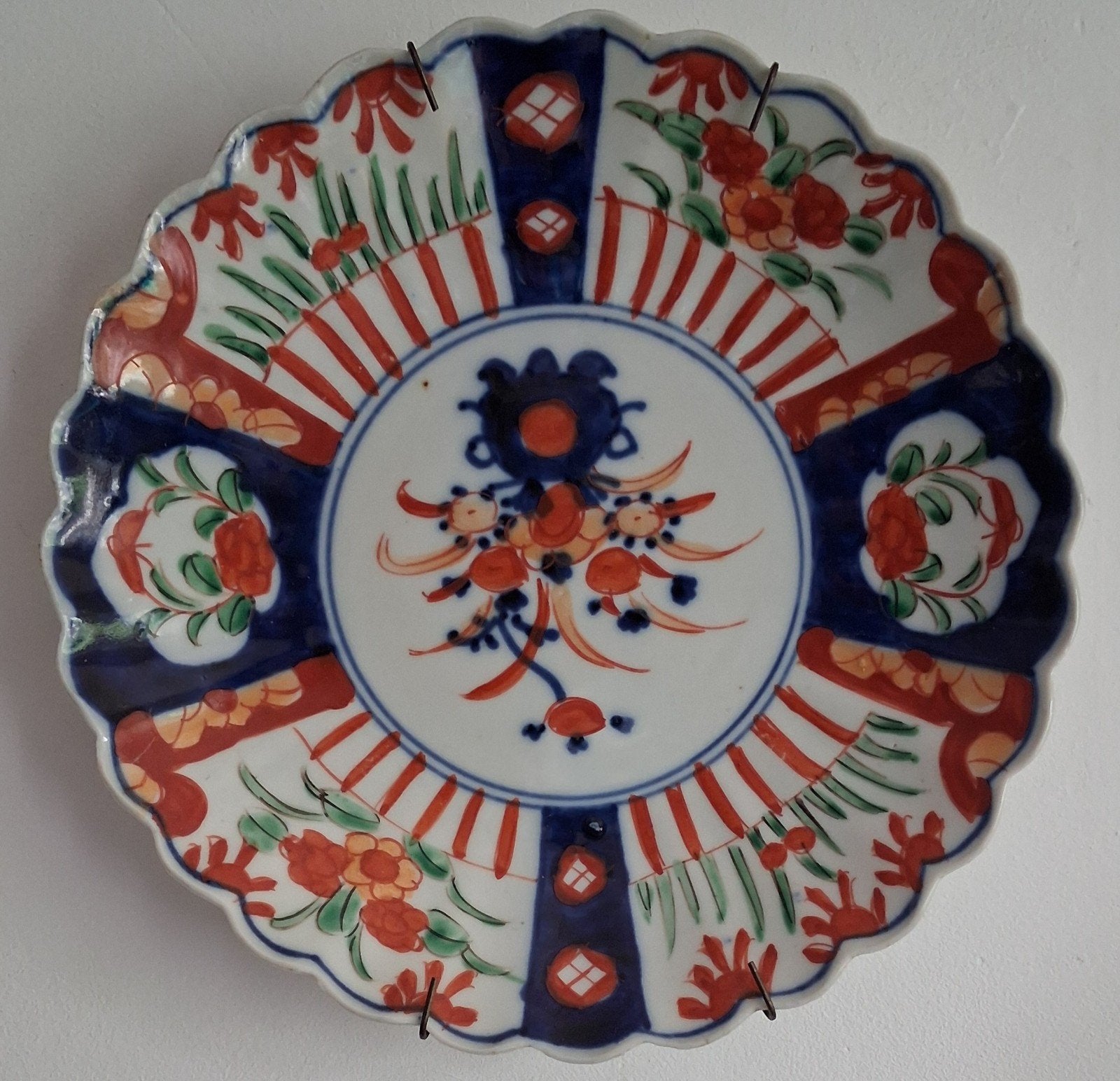 Wandbord. IMARI. Japan. Golfpatroon. Kartelrand.  24 cm., Ophalen
