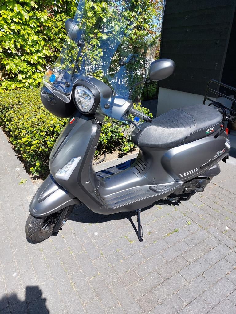 Te koop scooter  GTS, Ophalen, Zo goed als nieuw, Benzine