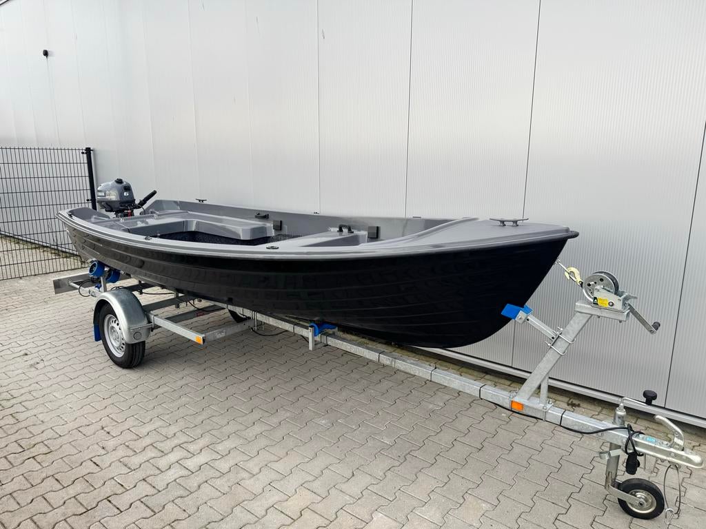 Zeer nette boot viertakt motor en nieuwe trailer (2024), Watersport en Boten, Sloep, Ophalen, Gebruikt, Trailer