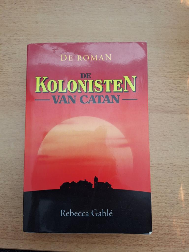 Roman de Kolonisten van Catan, Boeken, Ophalen of Verzenden, Gelezen, Achtergrond en Informatie