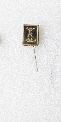kunststof speld van de befaamde Wildebras poppen, Ophalen of Verzenden, Overige onderwerpen, Speldje of Pin