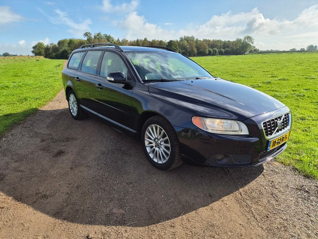 Volvo V70 2.4 | Leder | Trekhaak | Stoelverw. | APK 2027, Auto's, Voorwielaandrijving, Dealer onderhouden, 1800 kg, Zwart