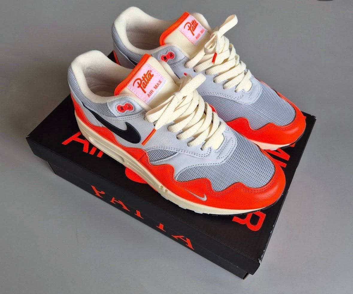 Patta x Nike air max 1 “Hyper Crimson” (43), Kleding | Heren, Ophalen of Verzenden, Nieuw, Overige kleuren