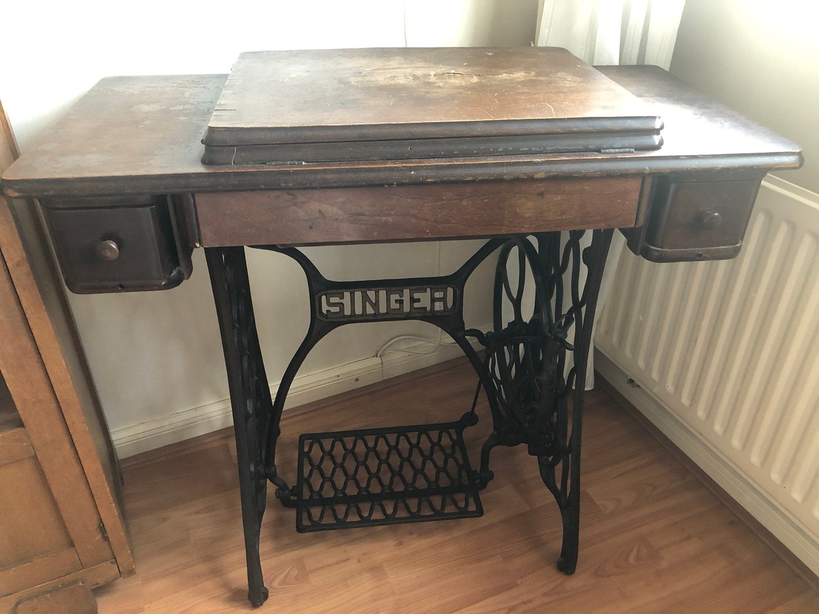 Antieke Singer naaimachine, Ophalen