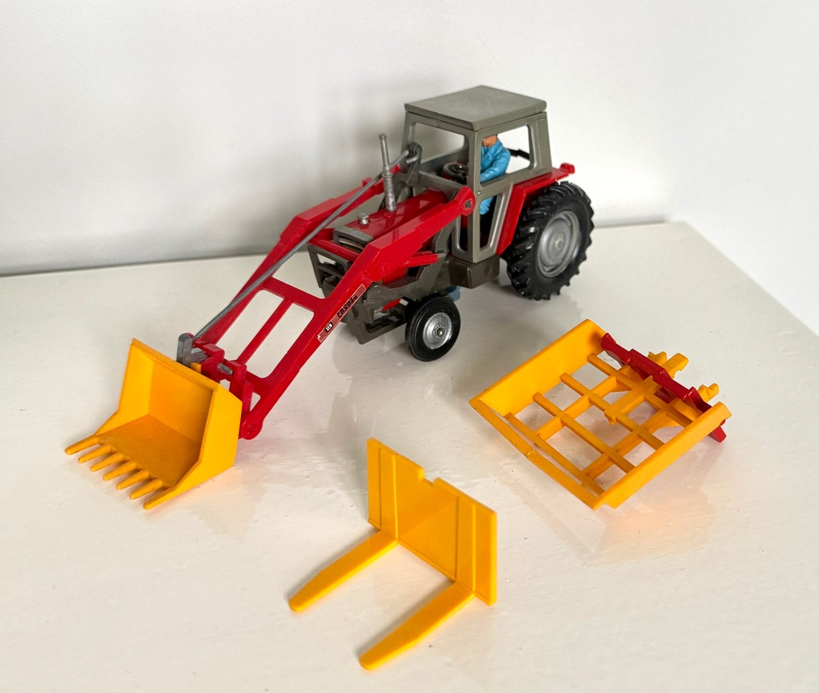 Britains Massey Ferguson 595 met frontdumper, Verzenden, Zo goed als nieuw, Tractor of Landbouw, Britains