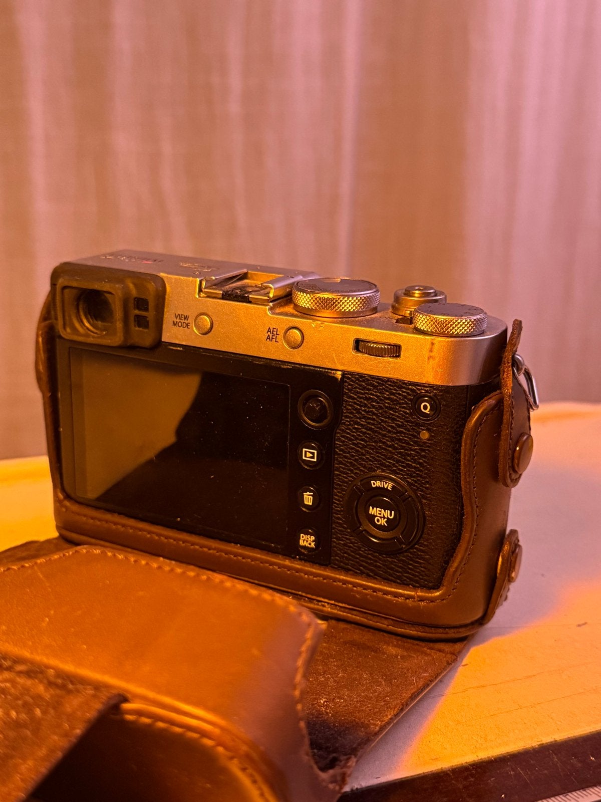 Fujifilm X100F met lederen cover - Zo goed als nieuw, Ingebouwde flitser, Ophalen of Verzenden, Zo goed als nieuw, Fujifilm