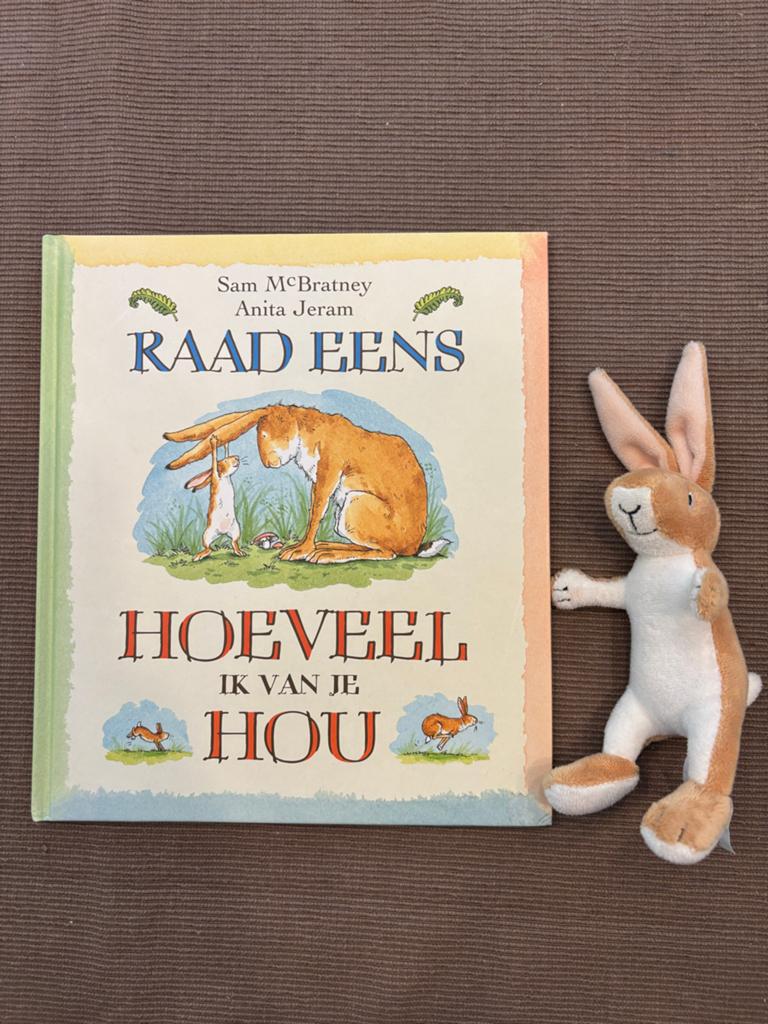 Raad Eens Hoeveel Ik Van Je Hou boek + knuffel Hazeltje!, Fictie algemeen, Jongen of Meisje, Ophalen of Verzenden, Zo goed als nieuw