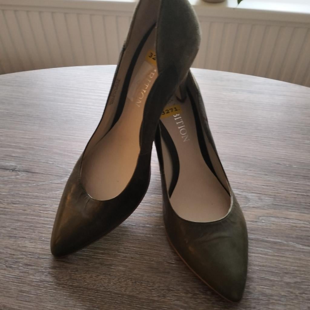 Ambition groene pump mt 37 met stukjes suède in nette staat, Pumps, Ambition, Ophalen of Verzenden, Zo goed als nieuw