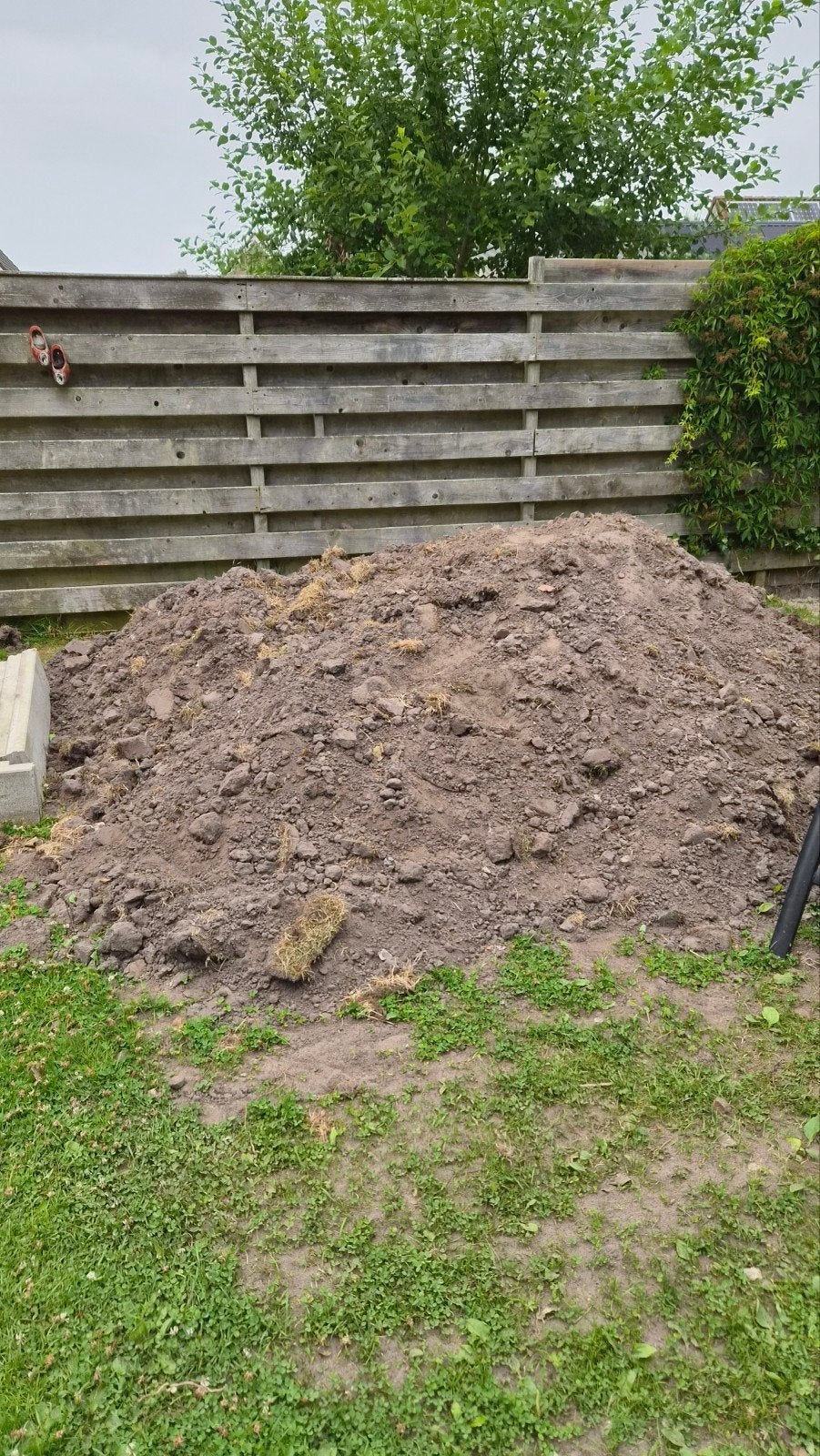Grote berg grond/aarde gratis af te halen, Tuin en Terras, Zand, Ophalen, Overige typen