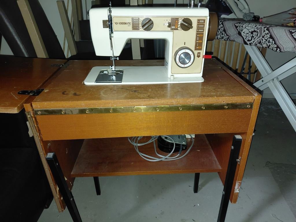 Vendomatic naaimachine in kast - machine nog goed, Ophalen of Verzenden, Gebruikt, Naaimachine, Overige merken