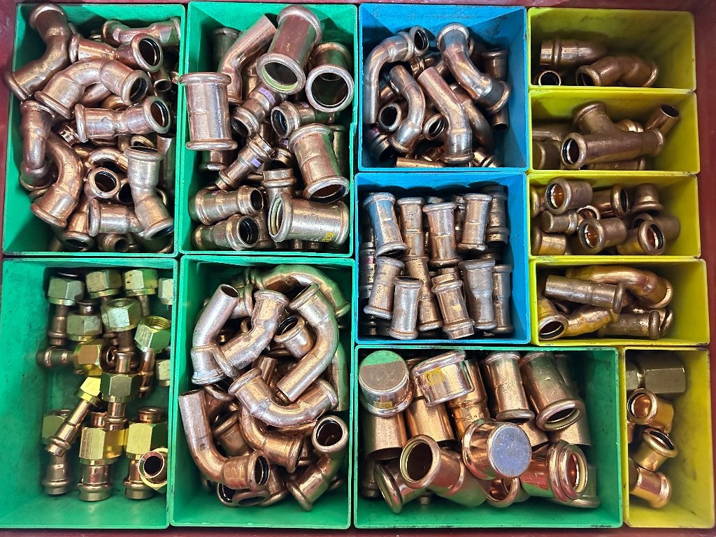 Stalen kist met assortiment koperen perskoppelingen, Ophalen, Nieuw