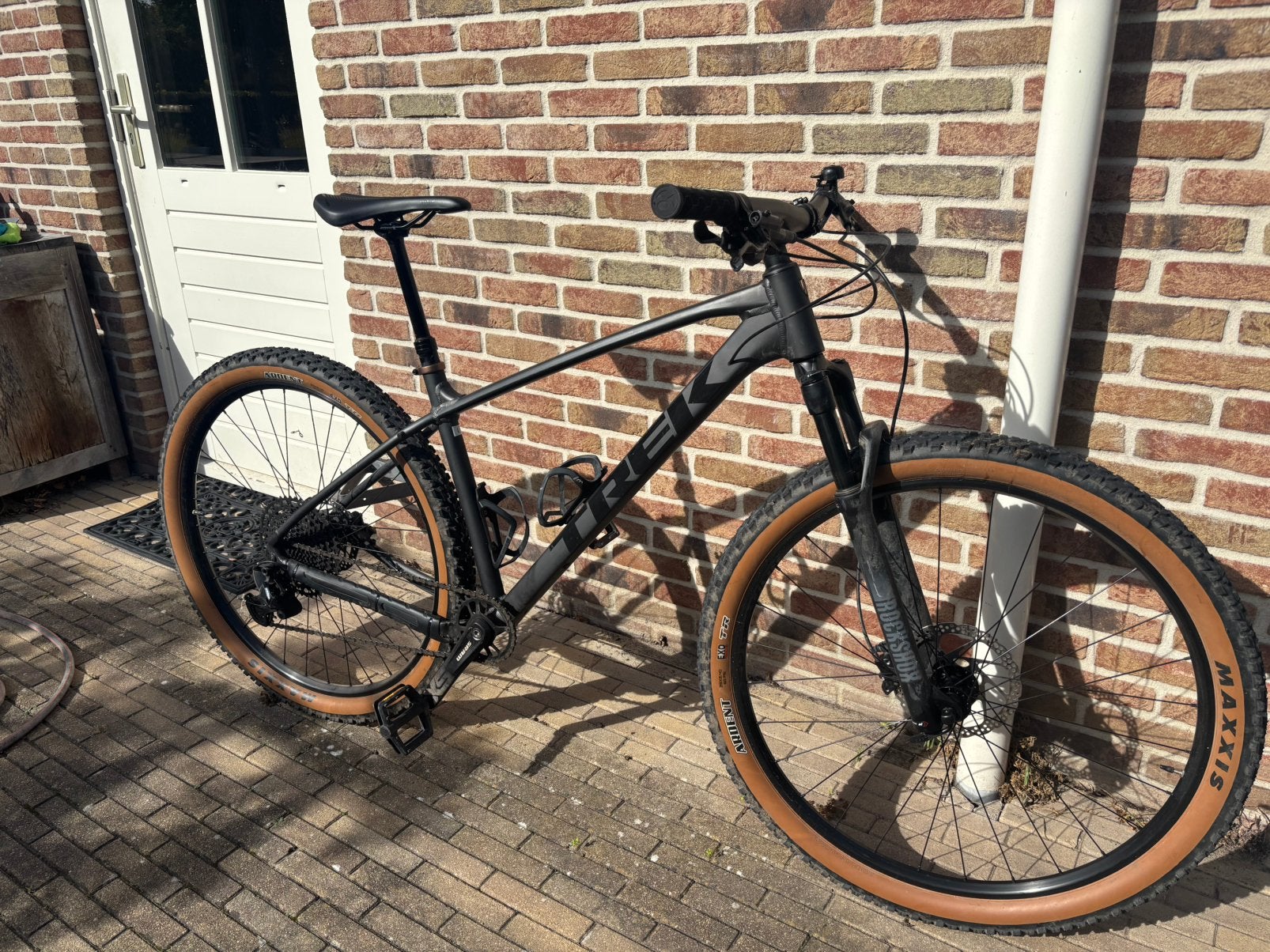 Foto 2 van Trek X-Caliber 8 2023 Satin Lithium Grey 29 inch