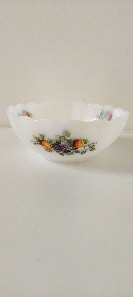 Arcopal geschulpte schaal Fruits Melk glas retro 70s Ø 22 cm, Huis en Inrichting, Keuken | Servies, Eu, Overige merken, Eu, Ophalen of Verzenden