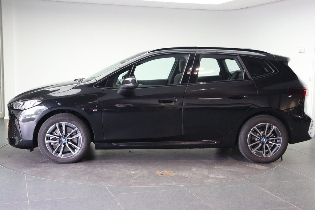 BMW 2 Serie Active Tourer 230e xDrive M Sport Automaat / Pan, Auto's, BMW, Gebruikt, Euro 6, 1820 kg, Zwart