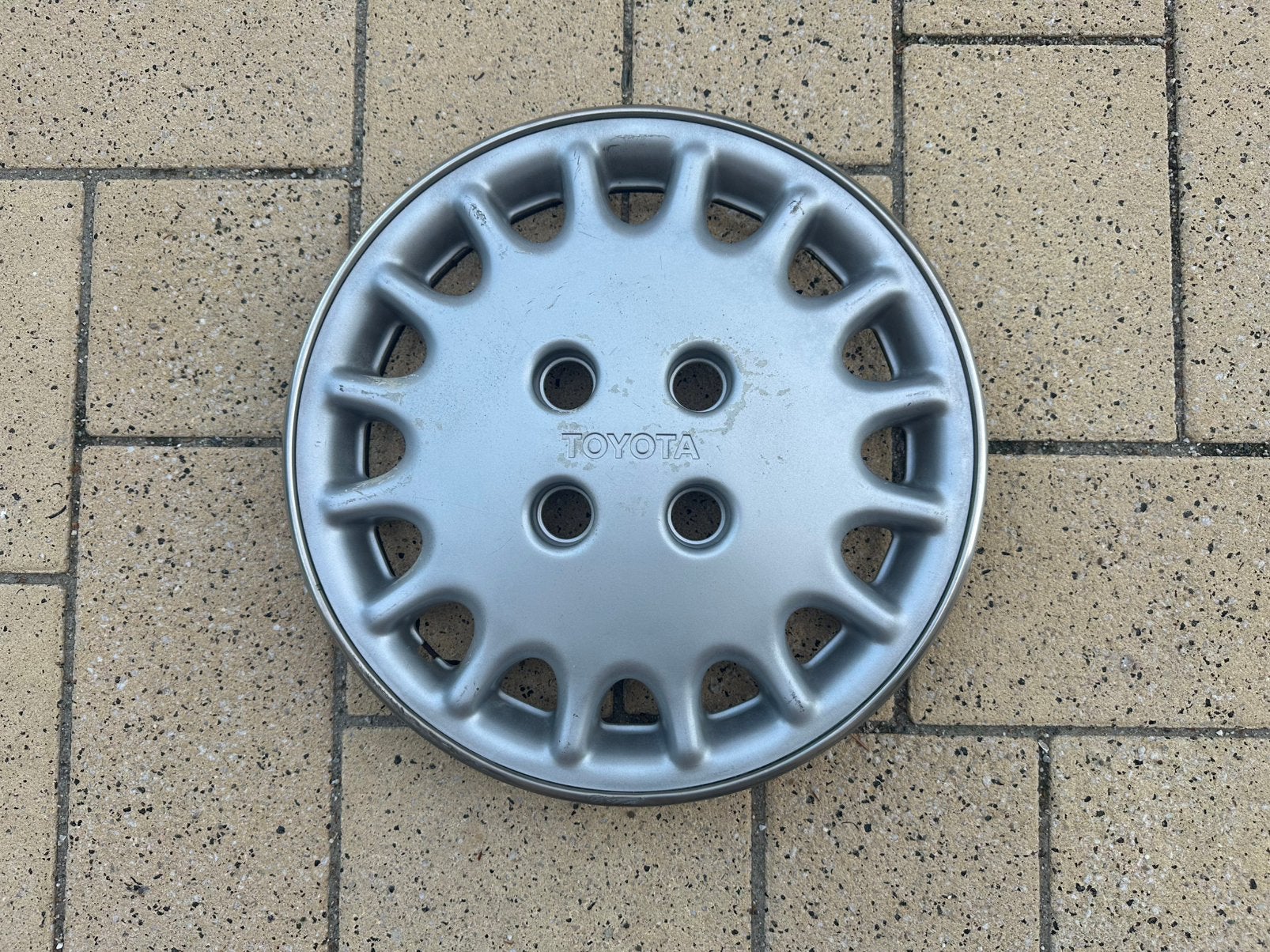 1 wieldop Toyota Corolla 13 inch, Auto diversen, Ophalen of Verzenden, Gebruikt