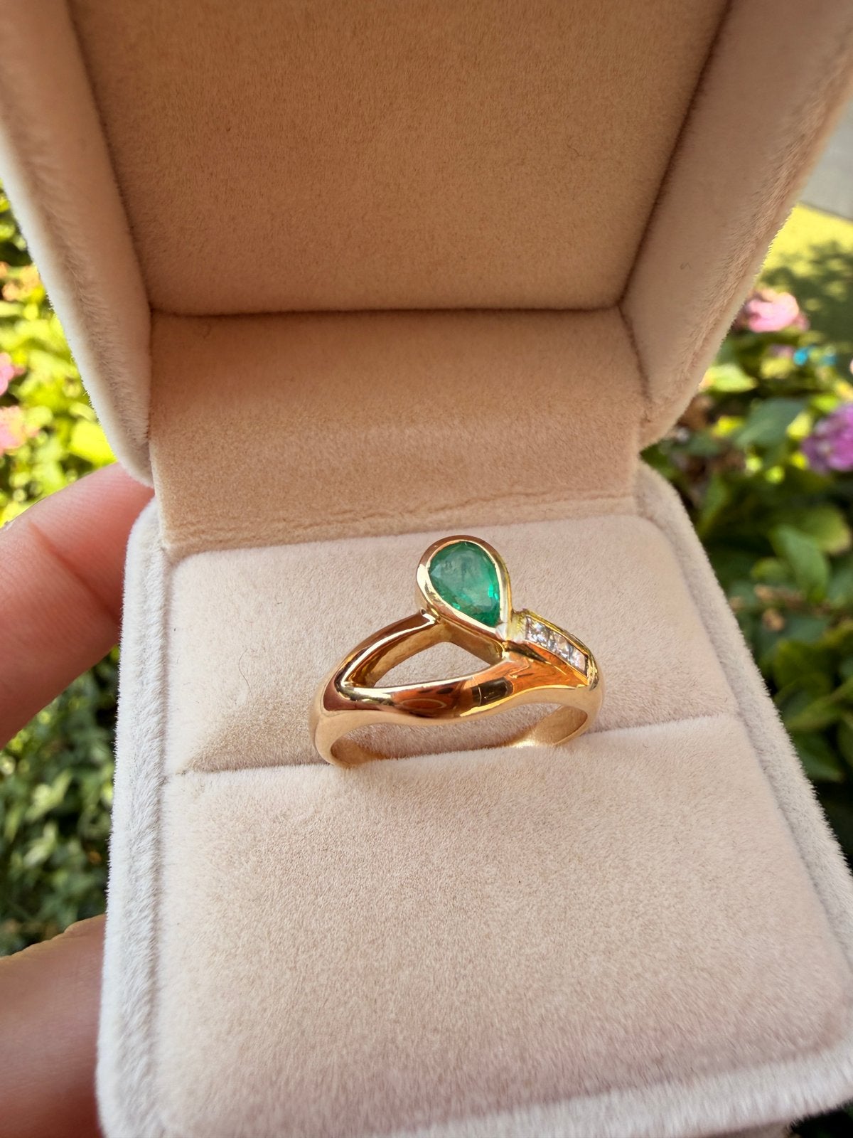 Prachtige ring van 18 karaat goud, smaragd en 3 diamanten, Ophalen of Verzenden, Zo goed als nieuw, 17 tot 18, Dame of Heer