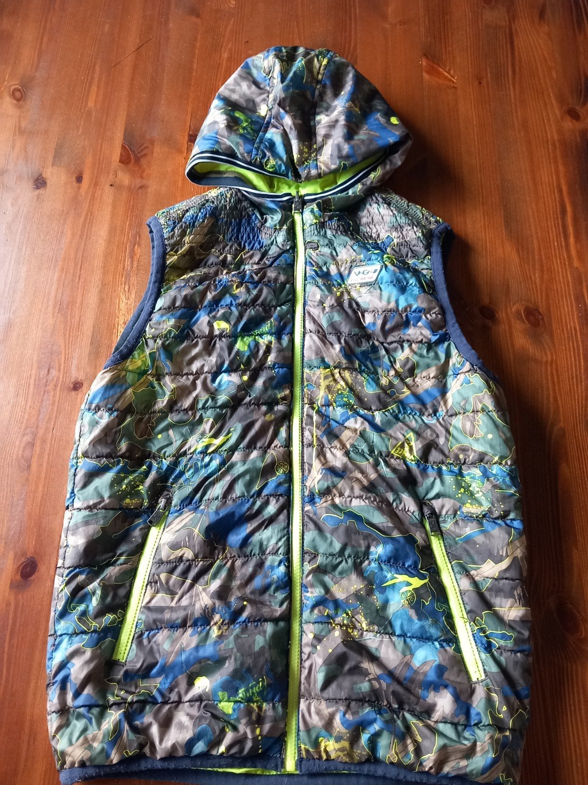 Stoer camouflage bodywarmer met capuchon-maat 158., Kinderen en Baby's, Kinderkleding | Maat 158, Jongen of Meisje, Trui of Vest