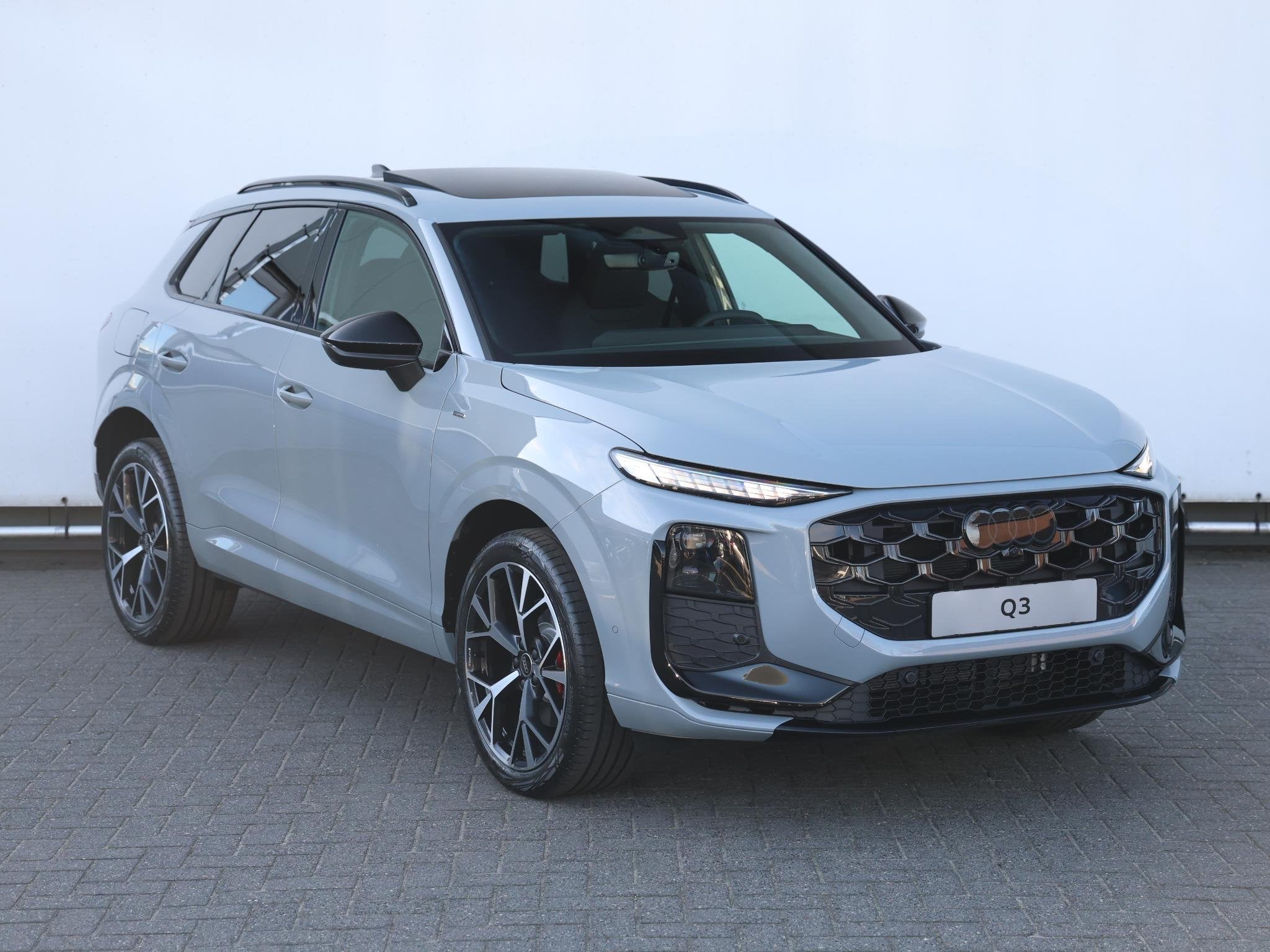 Audi Q3 S edition e-hybrid 200 kW/272PK | 20inch | Pano | Te, Auto's, Audi, 1800 kg, 1498 cc, 4 cilinders, 2000 kg