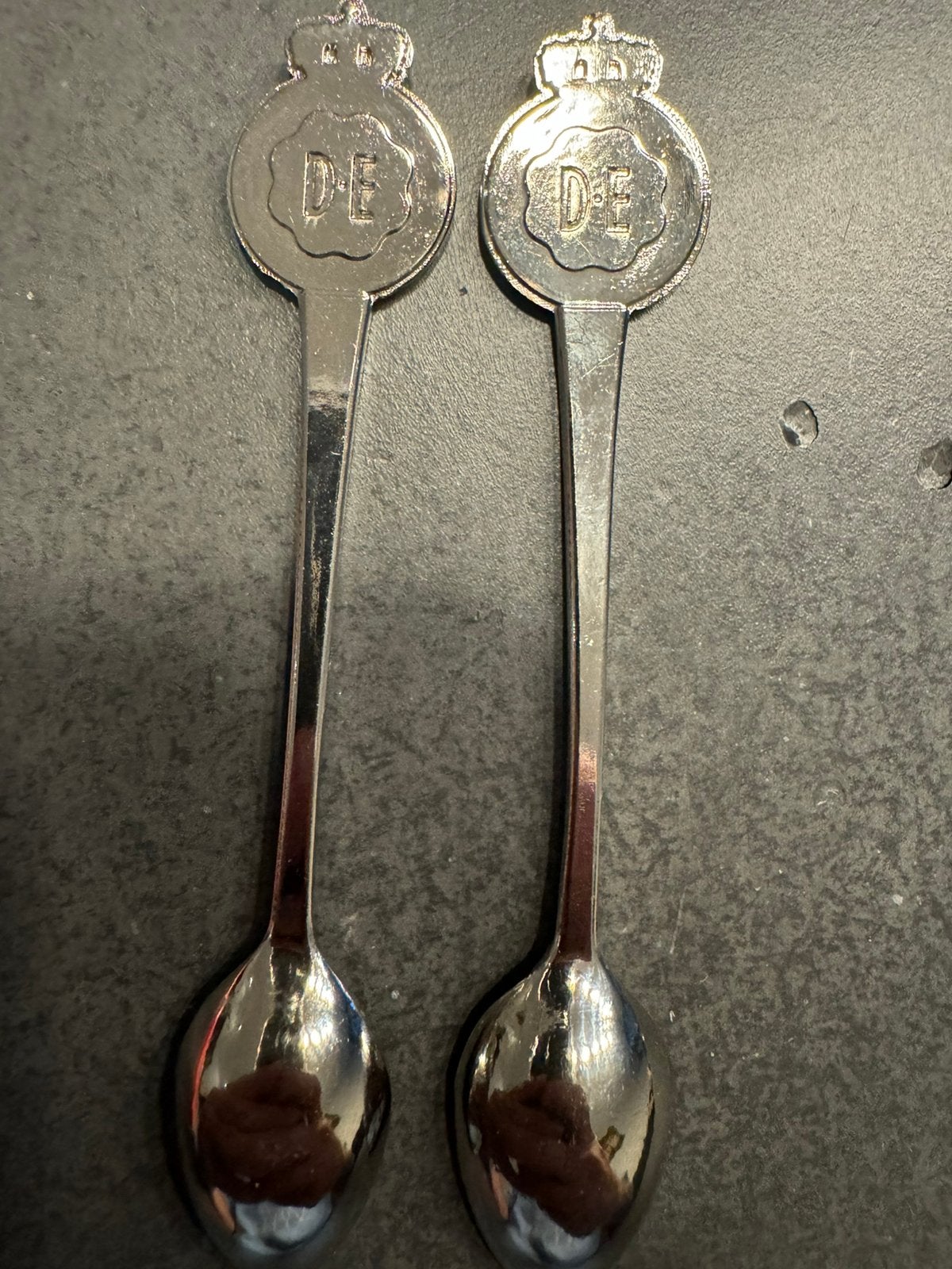 Douwe Egberts theelepeltjes Willem A en Maxima, Verzamelen, Ophalen of Verzenden, Zo goed als nieuw, Nederland, Speld(je) of Lepel(tje)