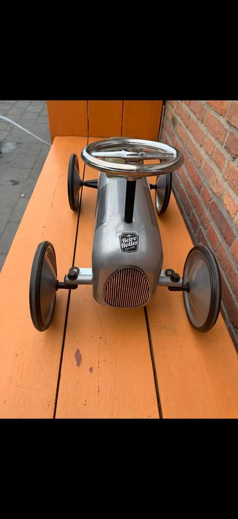 Loopauto ( metaal)- Retro trapauto voor kinderen, Kinderen en Baby's, Speelgoed | Speelgoedvoertuigen, Zo goed als nieuw, Ophalen of Verzenden