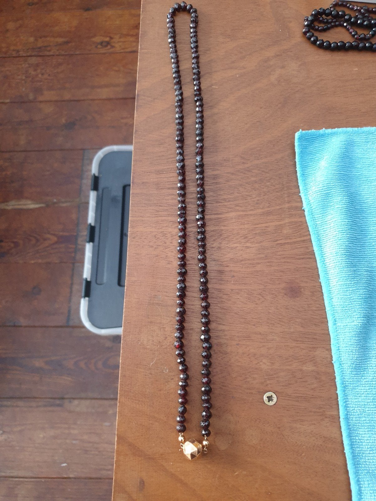 Lange ketting met gitten en gouden slotje. (Z1), Sieraden, Tassen en Uiterlijk, Antieke sieraden, Ophalen of Verzenden, Goud, Ketting