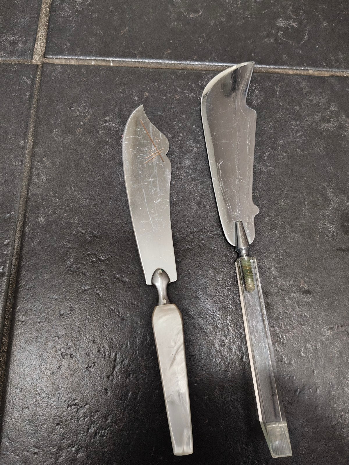 Set van 2 vintage botermessen met parelmoer/acryl handvat, Ophalen of Verzenden