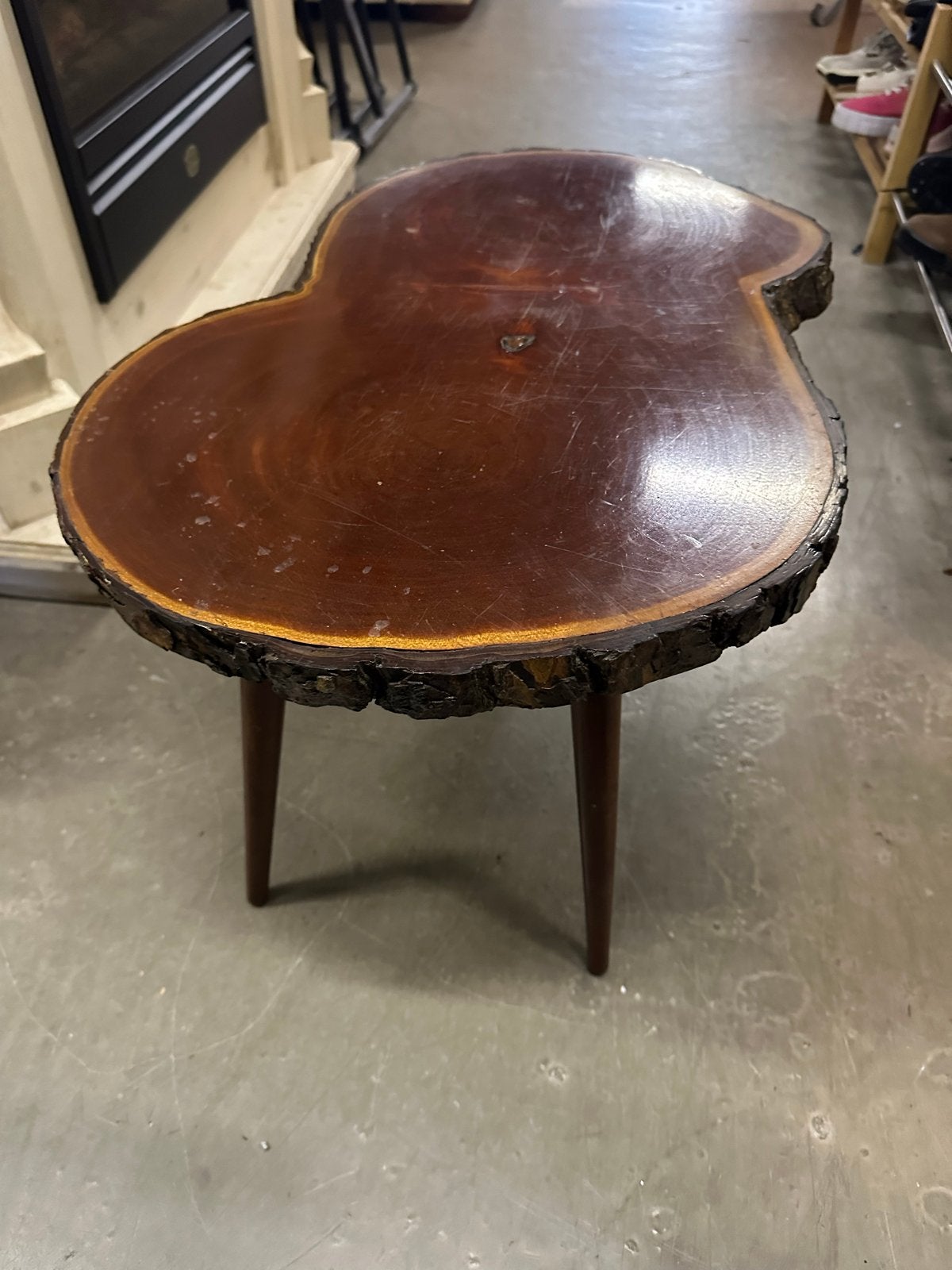 Unieke bijzettafel van boomstam met houten poten, Ophalen
