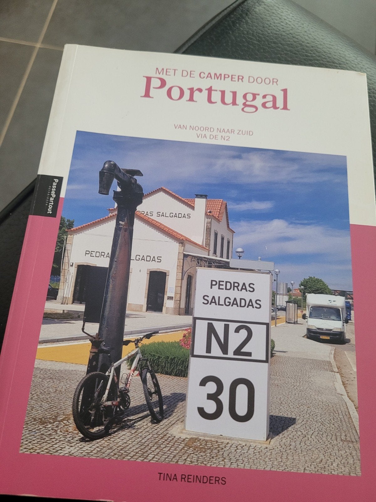 Met de camper door Portugal - Reisgids N2, nieuwe versie., Overige merken, Europa, Ophalen of Verzenden, Reisgids of -boek