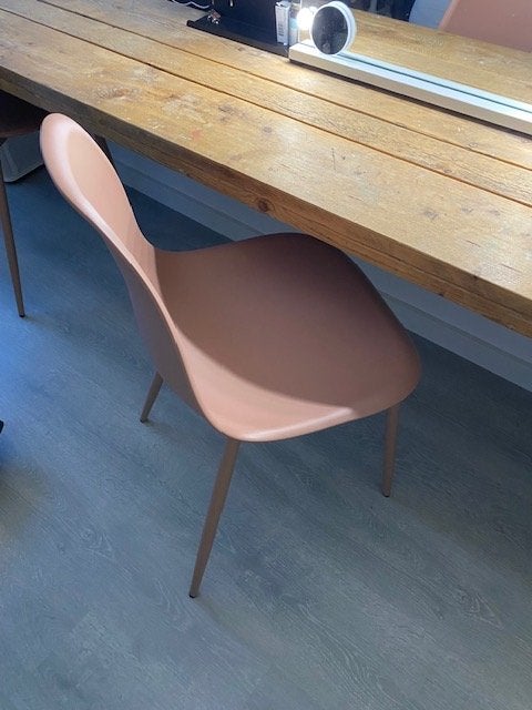 oud roze kuipstoel metalen onderstel, Huis en Inrichting, Stoelen, Ophalen, Twee, Overige kleuren, Zo goed als nieuw
