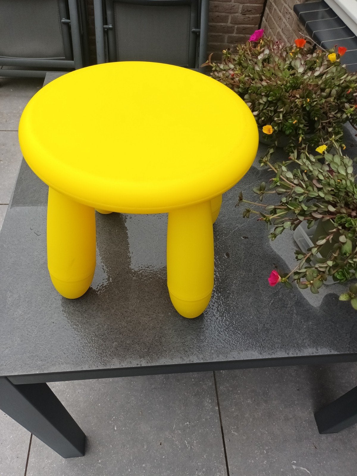 Ikea geel kunststof kinderkrukje, 30 cm hoog, Ophalen of Verzenden, Gebruikt, Kunststof