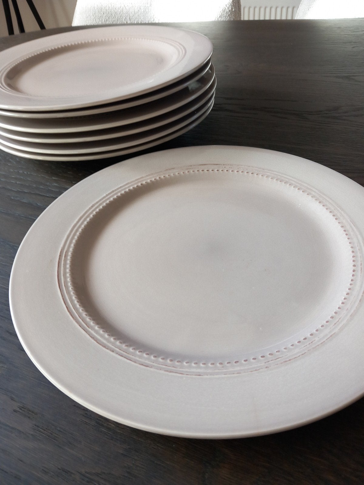 8 stuks dinerborden, beige met reliëf, Huis en Inrichting, Ophalen, Keramiek, Vintage, Zo goed als nieuw