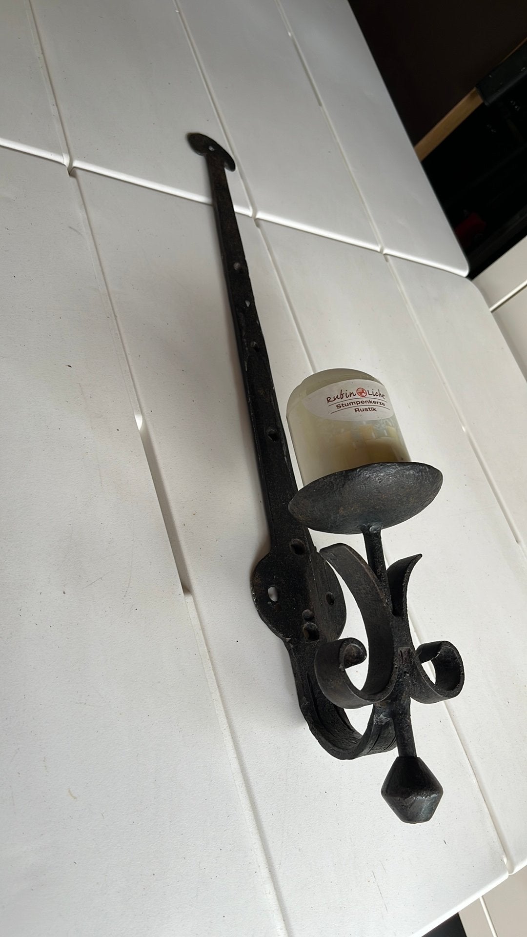 Vintage Rustieke smeedijzeren wandkandelaar in een krulvormi, Ophalen of Verzenden, Overige materialen