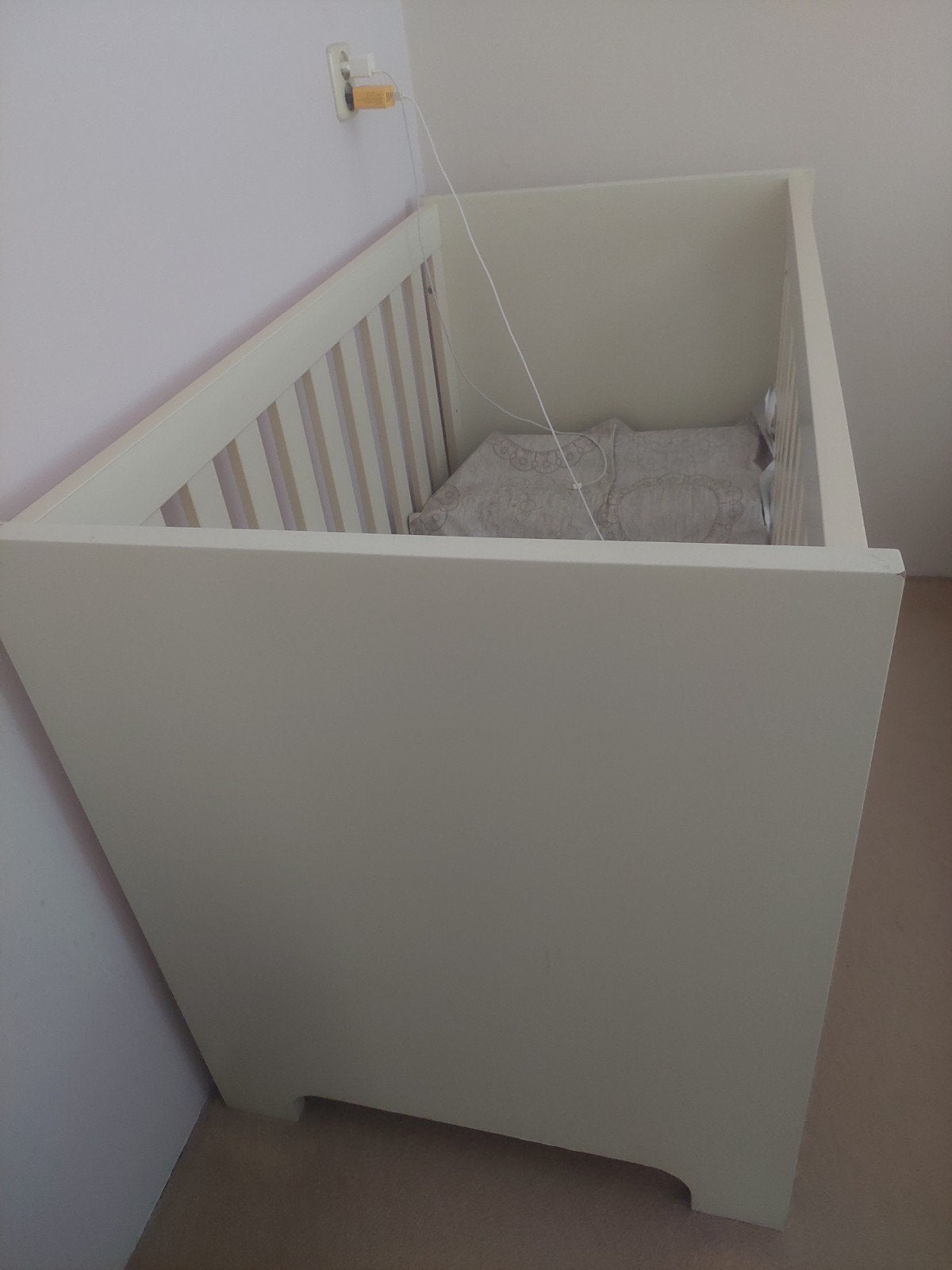 Wit houten ledikant met verstelbare bodem, Kinderen en Baby's, Babywiegjes en Ledikanten, Ophalen of Verzenden, Gebruikt, Ledikant