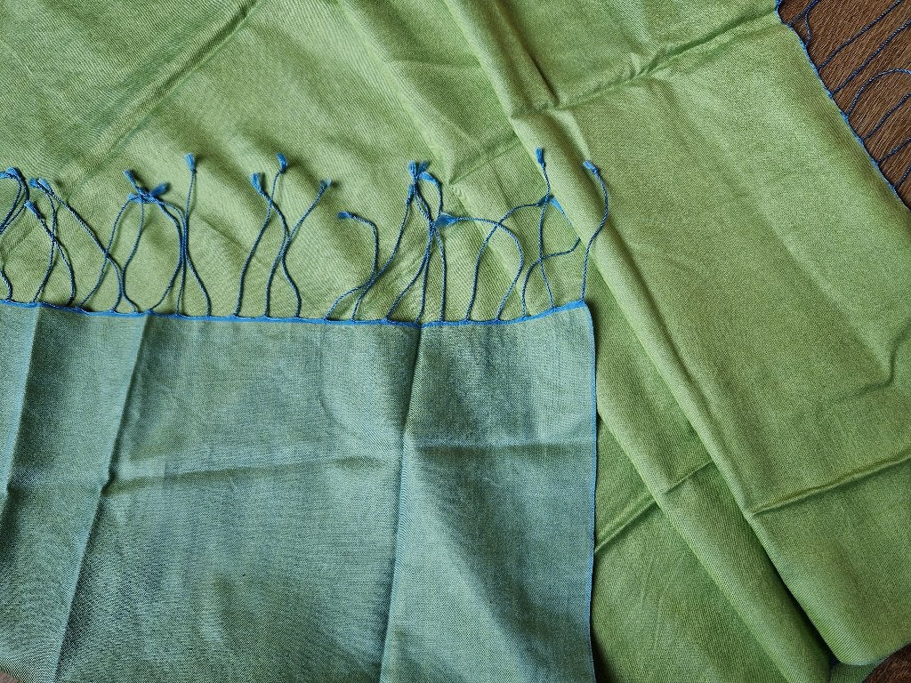 Shawl / sjaal van zijde in groen/blauw NIEUW, Ophalen of Verzenden, Nieuw, Sjaal