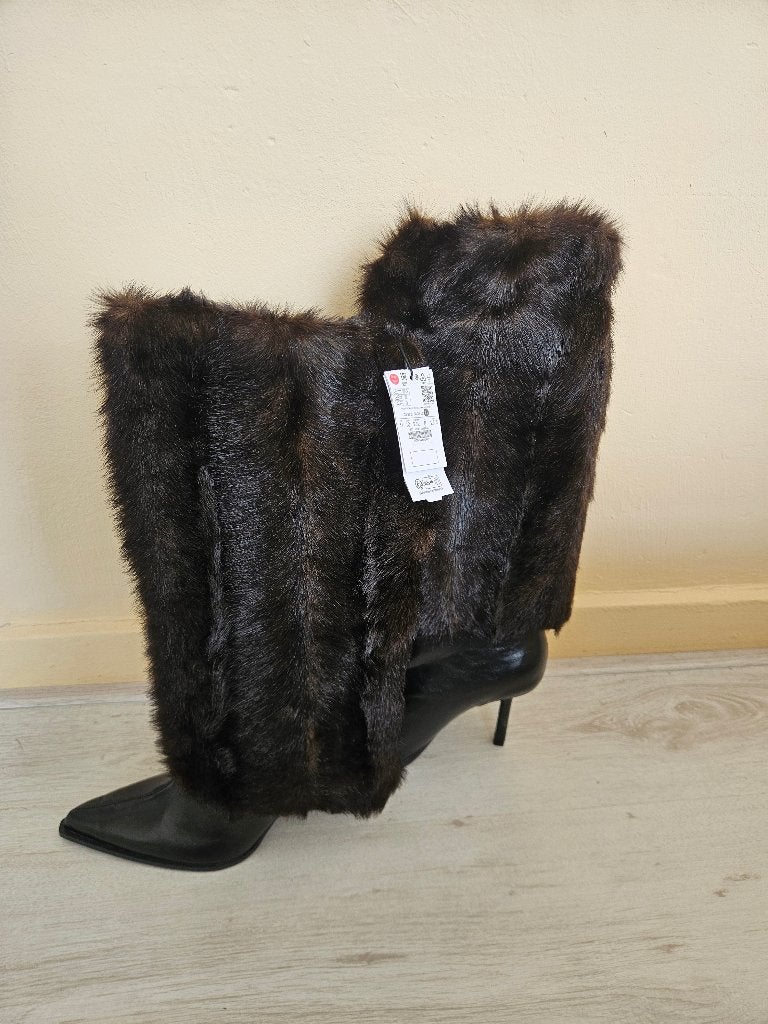 Nieuwe Bershka Bont Knielaars, Kleding | Dames, Schoenen, Zwart, Nieuw, Schoenen met hoge hakken, Bershka