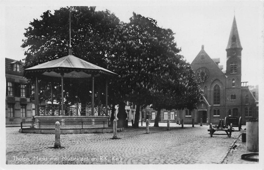 702-211-033 Tholen Markt Met Muziektent En R.K Kerk, Verzenden, Voor 1920, Zeeland