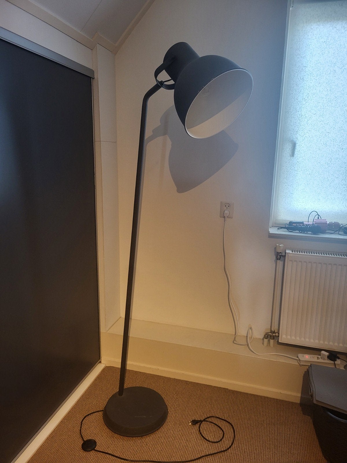Moderne zwarte vloerlamp met grote kap, Huis en Inrichting, Ophalen, Gebruikt, E27 (groot), Metaal