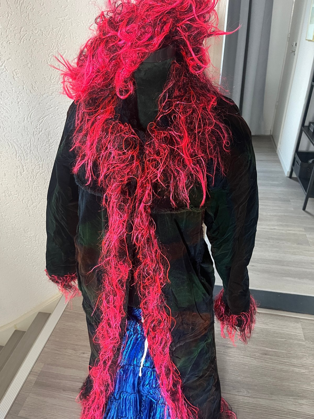 Lange dikkere stugger gevoerde Carnavalsjas mt m. Met pruik, Maat 38/40 (M), Carnaval, Ophalen of Verzenden, Zo goed als nieuw