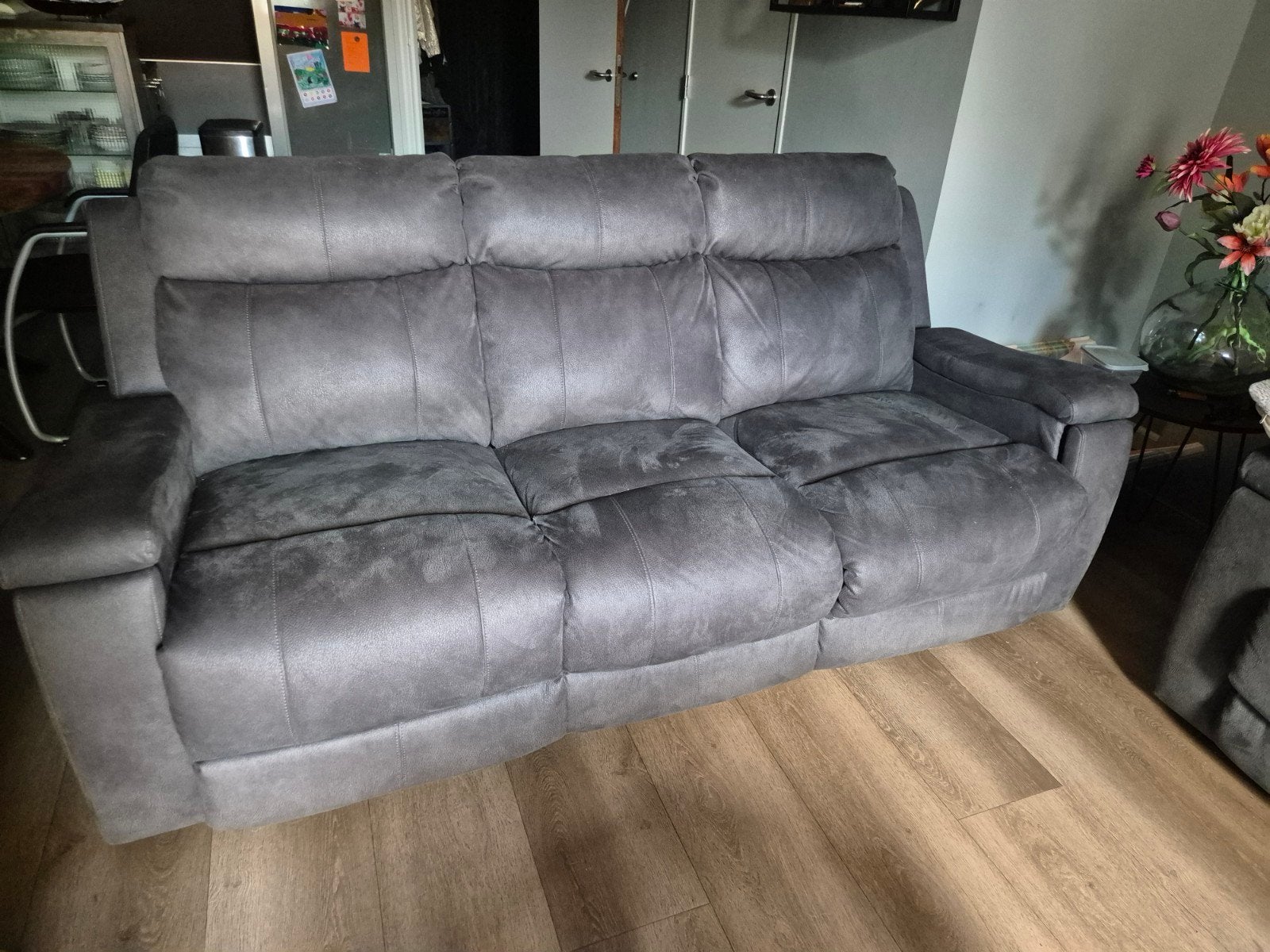 Comfortabele grijze bank met relaxfunctie, Huis en Inrichting, Ophalen, Gebruikt, Driepersoons, 75 tot 100 cm