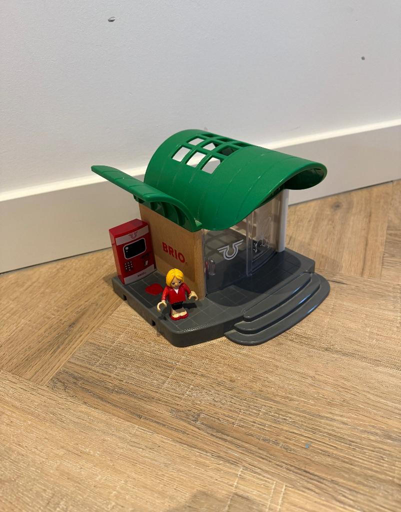 Heel goed Brio houten trein station met geluid 33745 set, Ophalen of Verzenden, Zo goed als nieuw