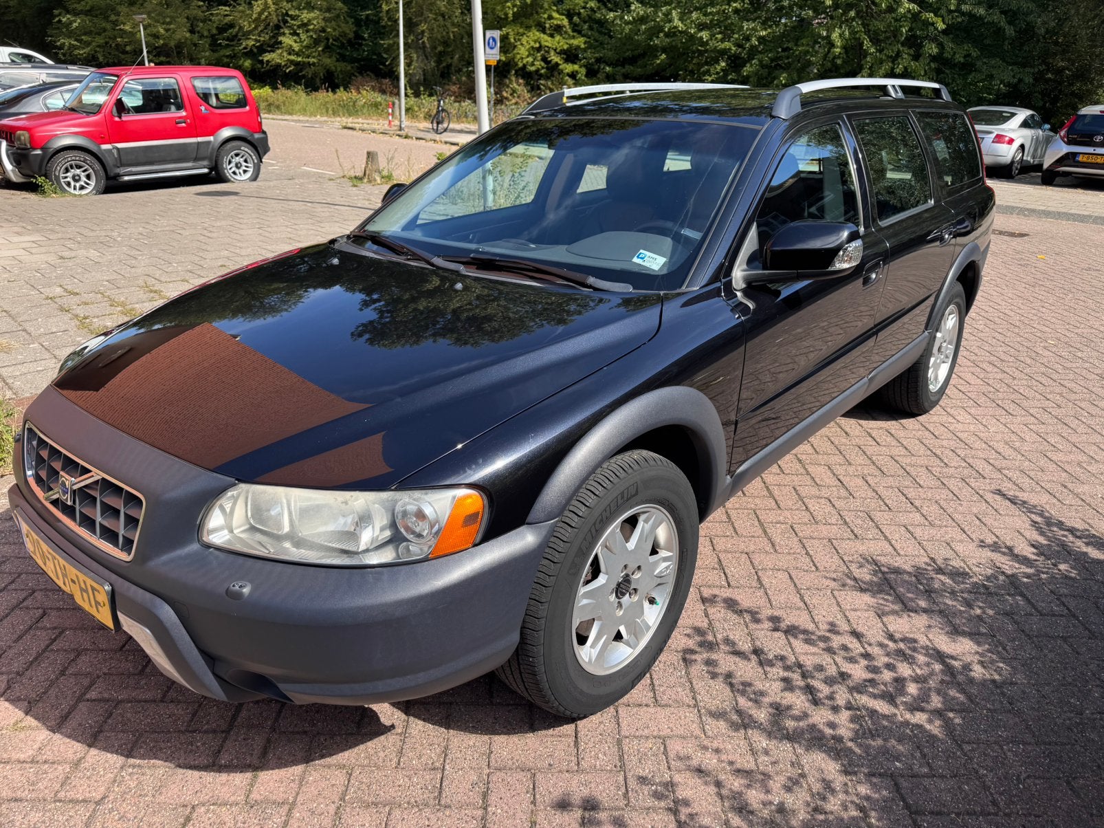 Volvo XC70 2.5 T AWD Geartronic 2006 Zwart, Auto's, Volvo, Automaat, 1800 kg, XC70, Origineel Nederlands