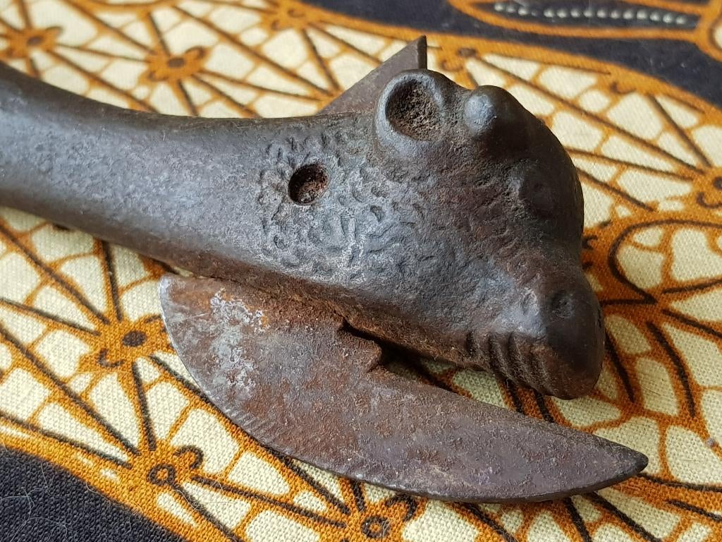 Oude koeienkop blikopener uit Engeland van ijzer 15,3 cm., Antiek en Kunst, Ophalen of Verzenden