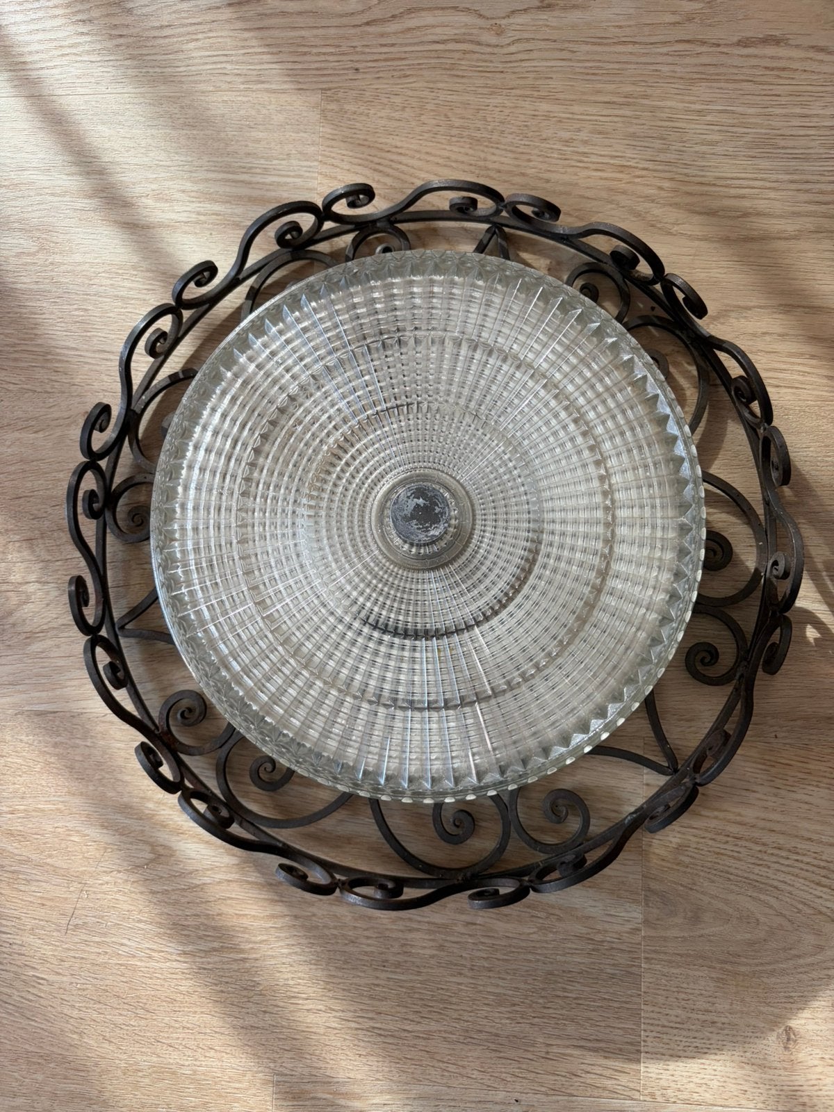 Vintage Plafonnière met Smeedijzeren Rand en Glazen Kap, Ophalen, Zo goed als nieuw, Glas