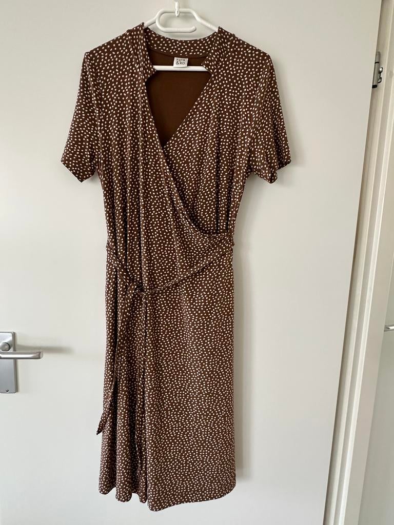 KYRA & CO Jurk bruin met stippen maat 42, Kleding | Dames, Jurken, Gedragen, Maat 42/44 (L), Bruin, Onder de knie, Ophalen of Verzenden